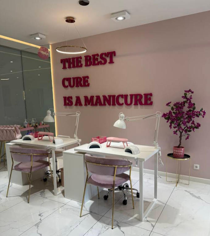 Wnętrze salonu Hello. beauty club — stanowiska do manicure, Kraków Prokocim